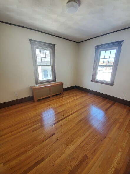 Building Photo - 5 Castleton St