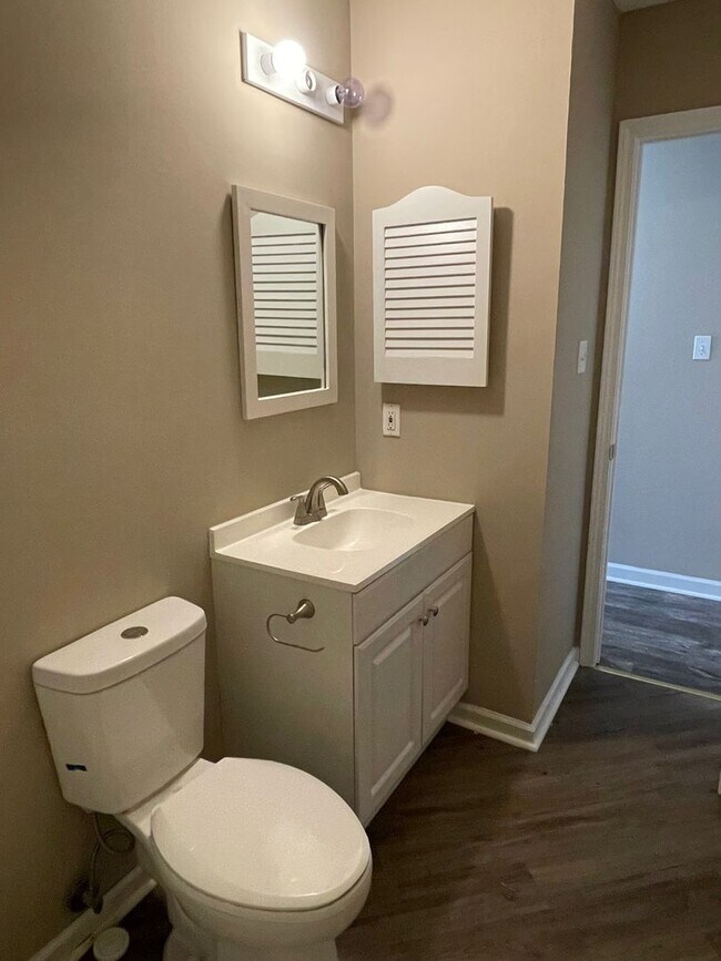 Building Photo - Beautiful 2 bed, 1 full, 2 half bath 2 sto...