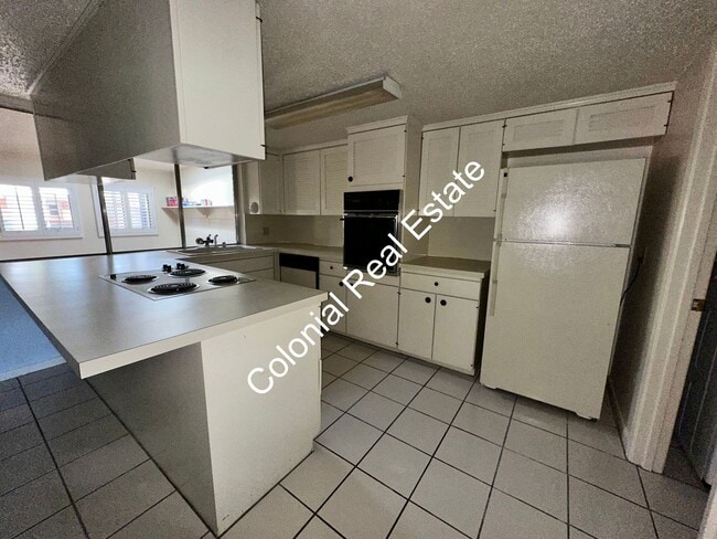 Building Photo - Spacious and unique 3 bedroom 2 and a half bath house on the golf course!