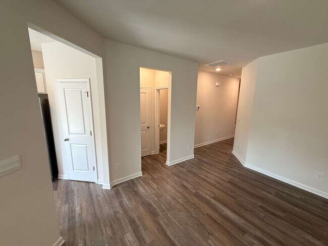 Building Photo - Brand New home in York!