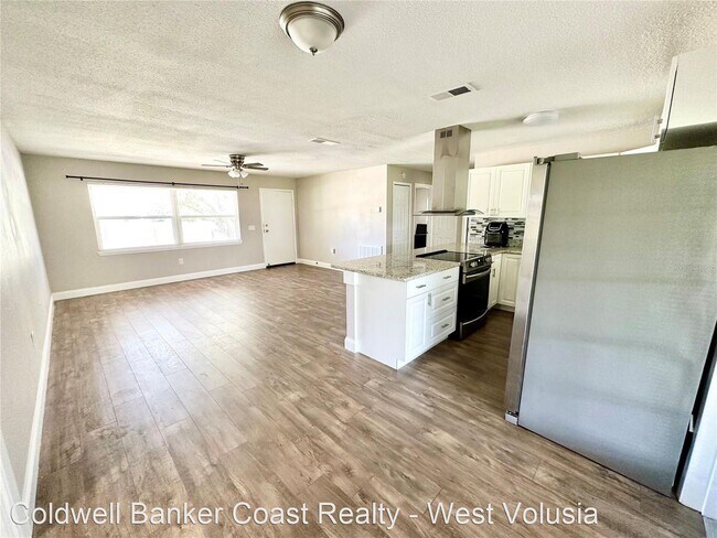 Building Photo - 2 br, 1.5 bath House - 2215 Poinsettia Dr