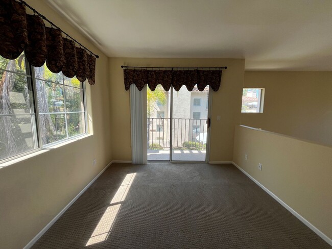 Building Photo - MOVE-IN READY 3BR w/loft, family room + du...