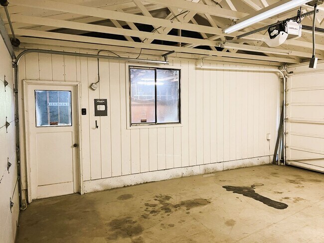 Building Photo - Beautifully Appointed Home on Generous Lot – SE Portland Rental!