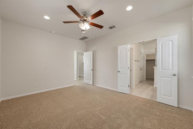 Building Photo - 700 W 6th St