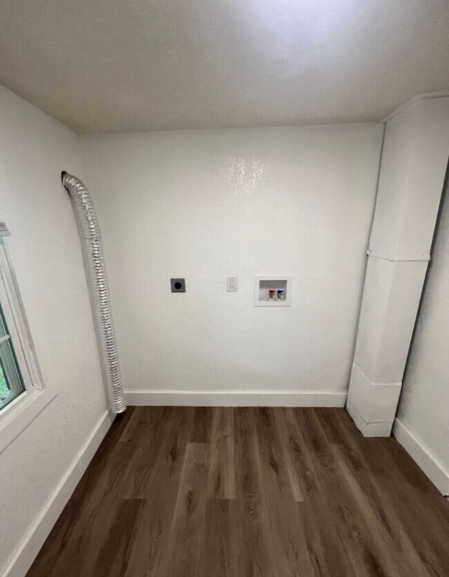 Building Photo - Spacious 5 Bed, 2.5 Bath in the heart of K...