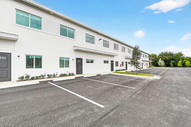 Building Photo - 4953 Serafica Dr