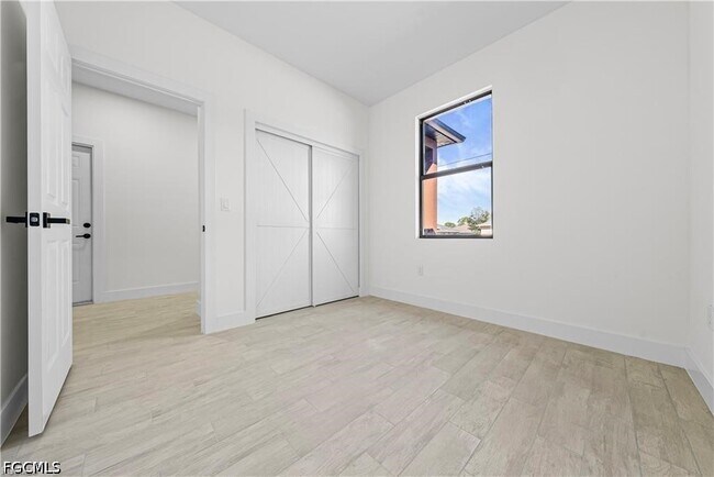 Building Photo - 2222 Kenneth Ave S