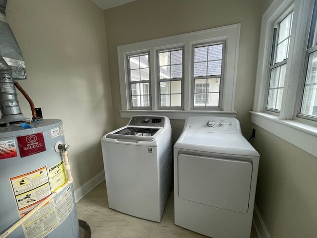 Building Photo - Highland Charmer! Come see Today!