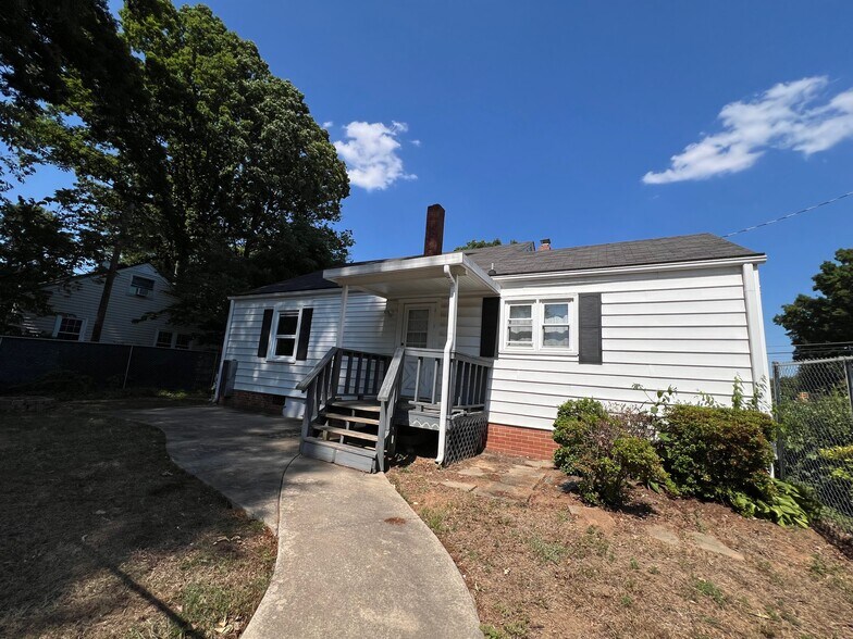 Building Photo - 2601 Stratford Dr
