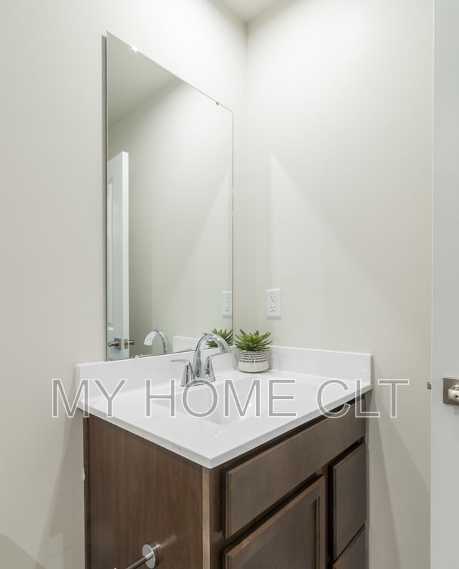 Building Photo - 6067 Bridle Crk Dr