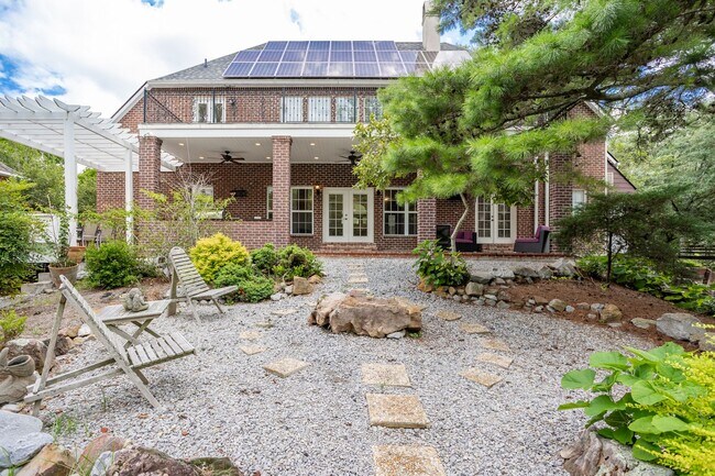 Building Photo - Historic Highland Road Beauty with Bayou V...