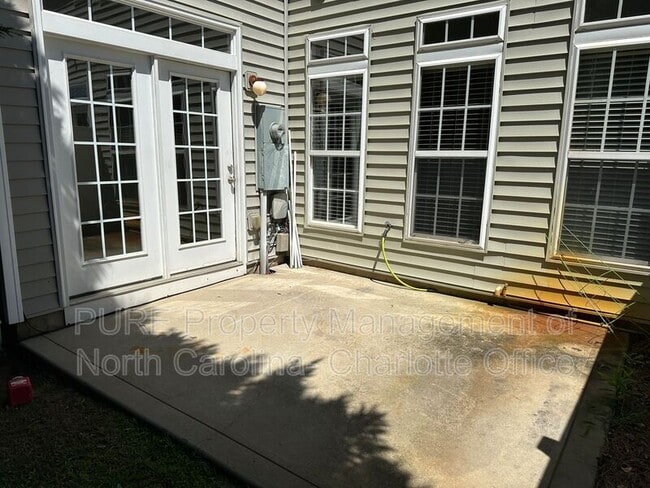 Building Photo - 6033 Queens Walk Ct