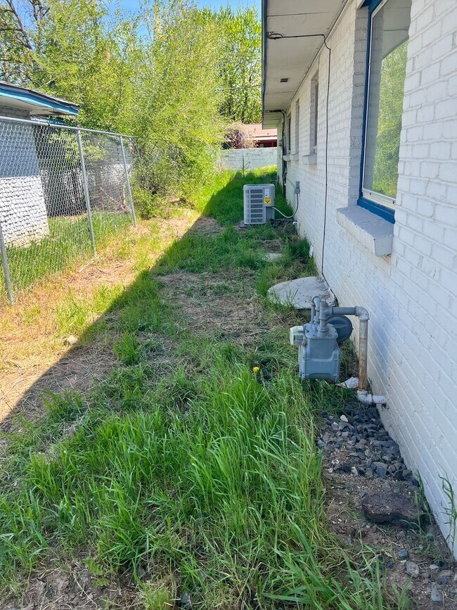 Building Photo - Charming, 2BD/1BA Duplex