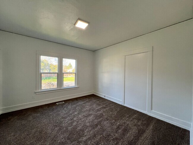 Building Photo - 2907 W 7th Ave