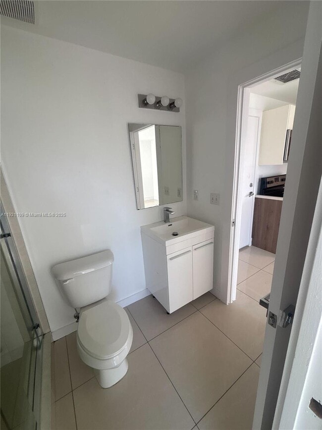 Building Photo - 829 SW 18th Ave