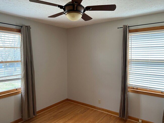 Building Photo - 2411 Chapman Dr
