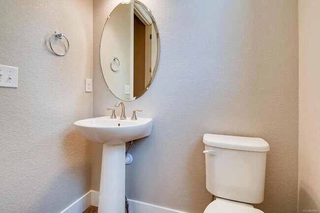 Building Photo - High End 4 Bed 5 Bath House in the Anthem ...