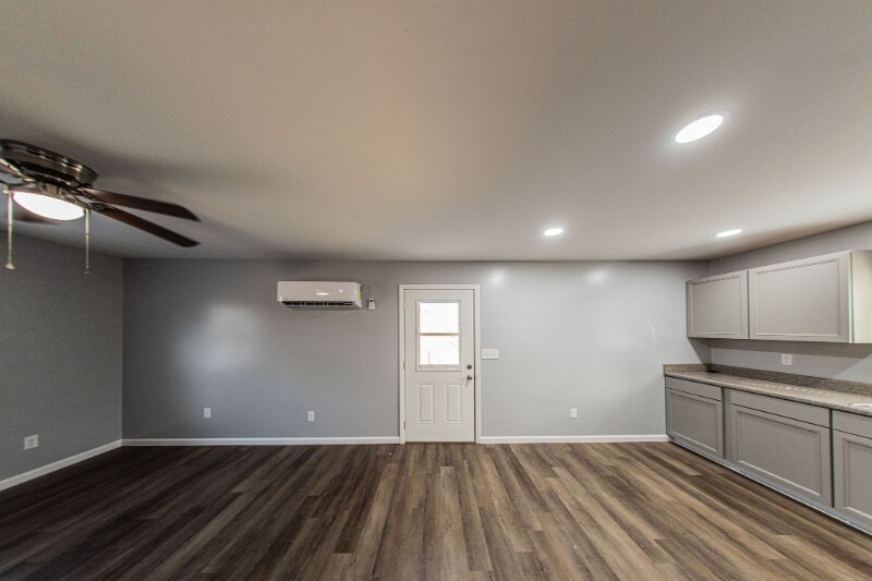 Building Photo - 120 Lake Dr