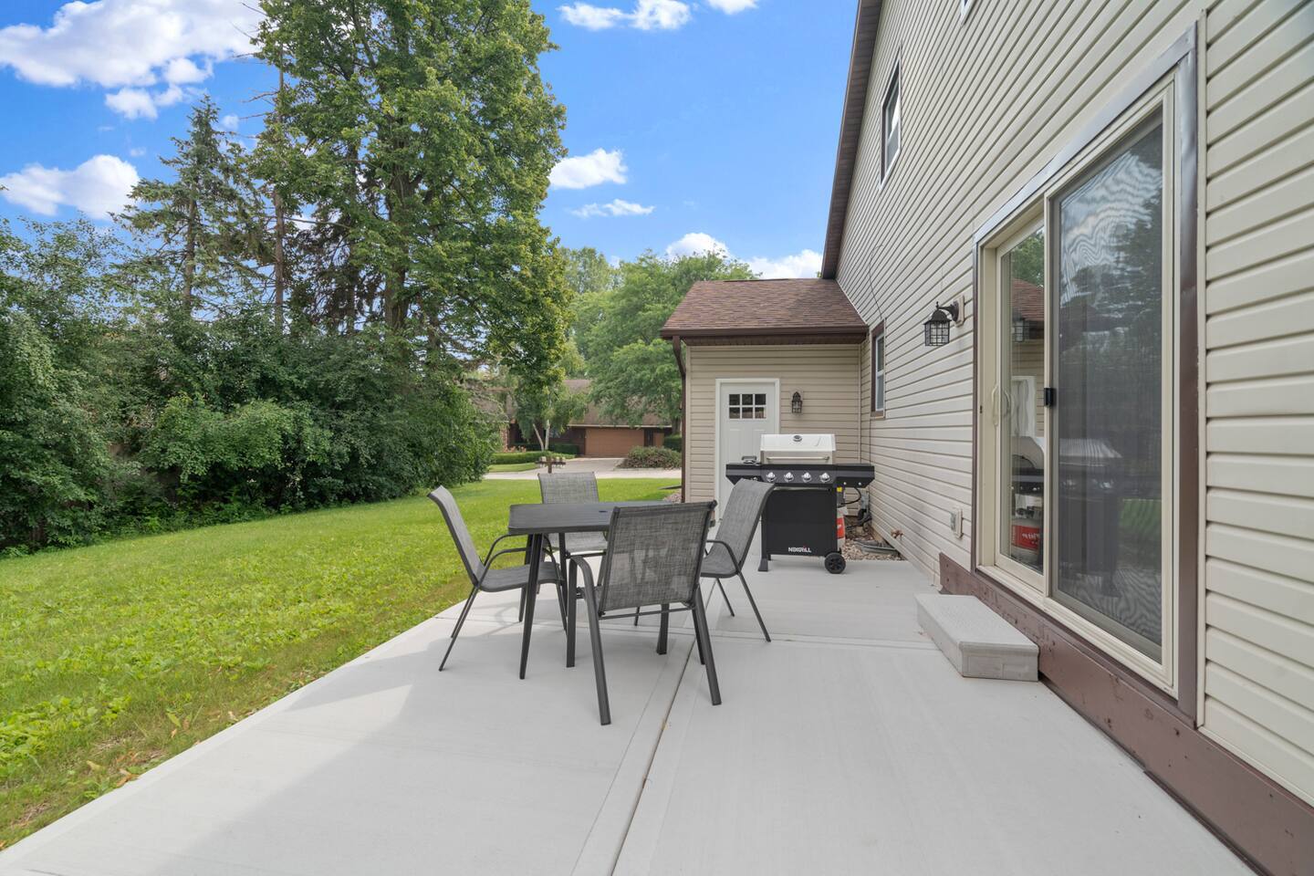 Building Photo - 2596 Parkwood Dr