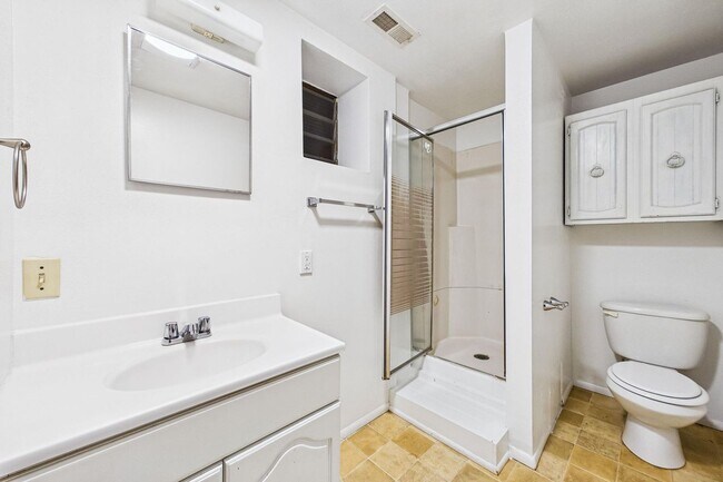 Building Photo - 2910 Greenbriar Ln