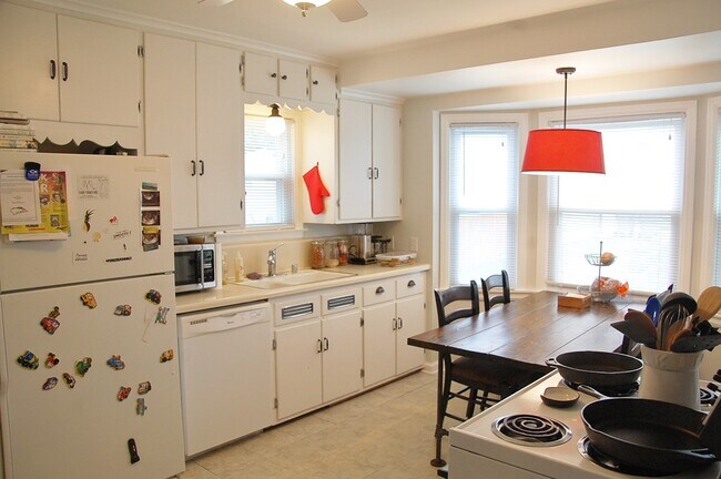 eat in kitchen, appliances included - 3219 N 87th St