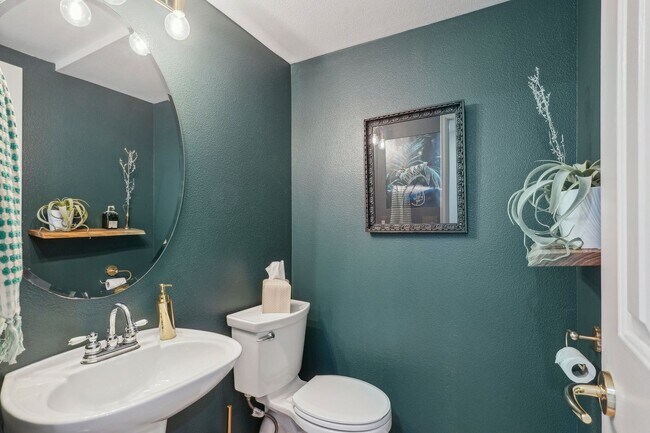 Building Photo - HALF MONTH RENT FREE!!!! GORGEOUS Brick To...