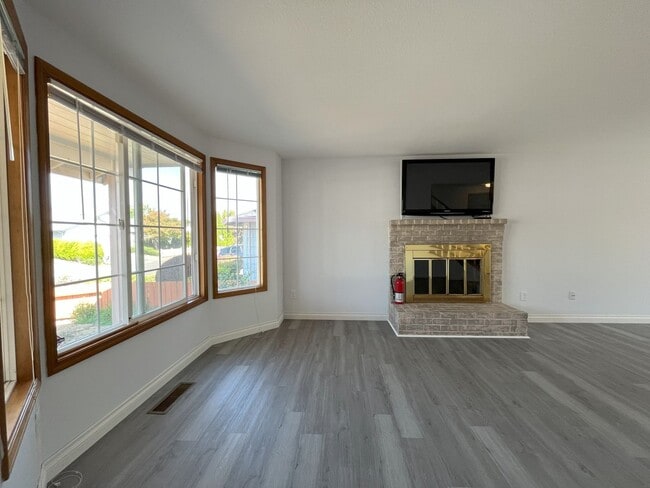 Building Photo - Spacious 4-Bedroom, 2.5-Bathroom Home with...