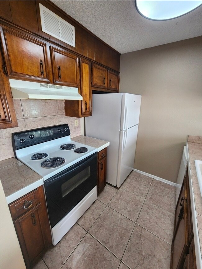 Building Photo - 2 bed 1 bath duplex unit, private backyard.