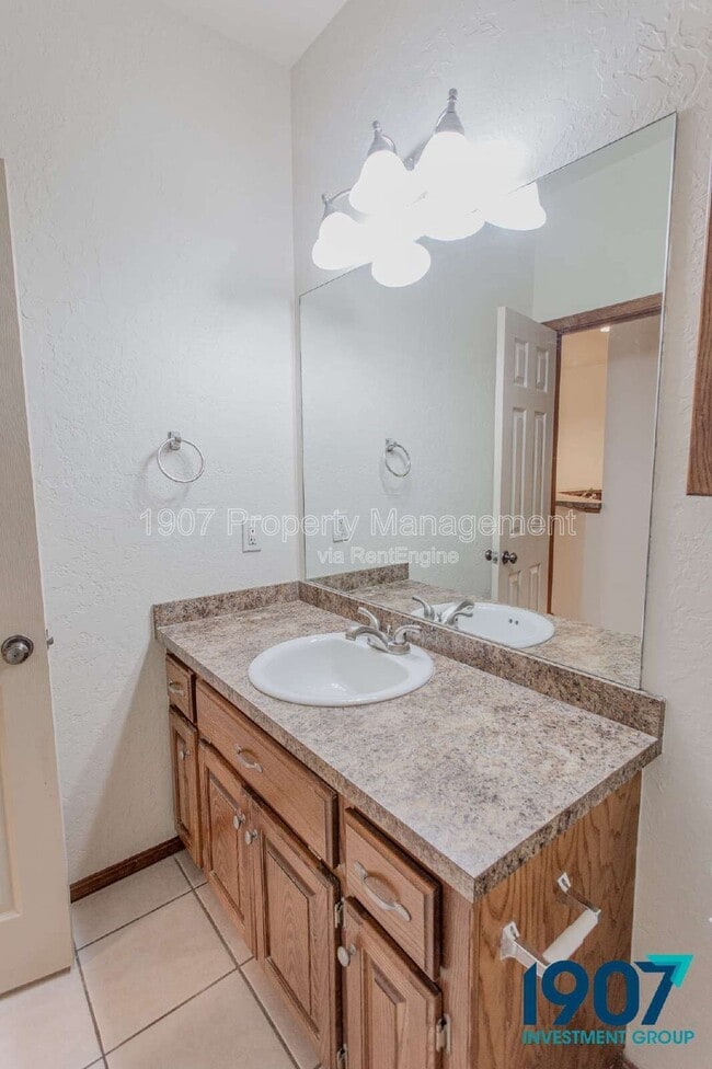 Building Photo - 923 SW 37th St