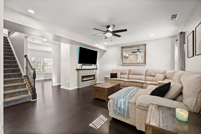 Building Photo - Beautifully Updated 3-Bedroom Home in Fairway Farms with Bonus Room & Fenced Backyard