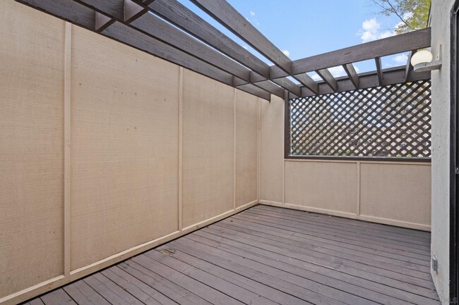 Building Photo - Upgraded 1 Bedroom, 1 Bath Townhome in Pri...