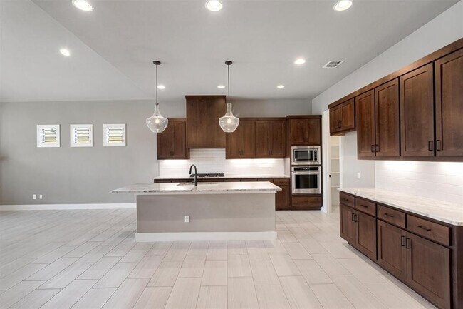 Building Photo - 904 Naranjo Dr