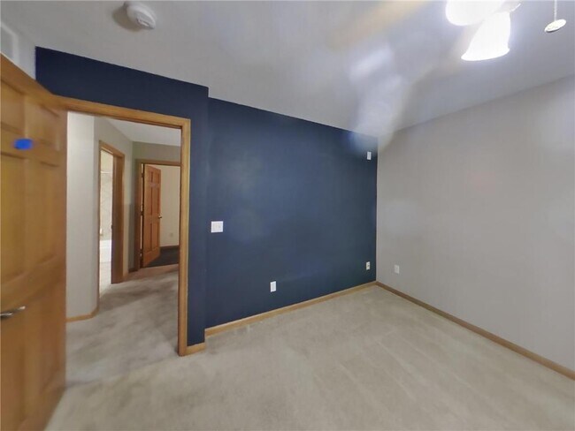 Building Photo - 8915 Umbria Pl N