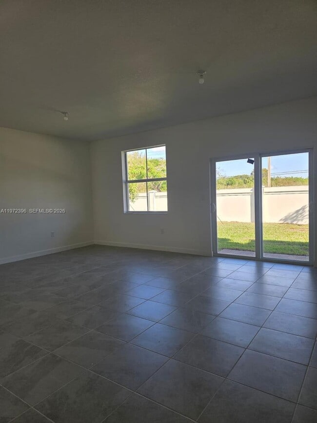 Building Photo - 2741 SE 24th Ct