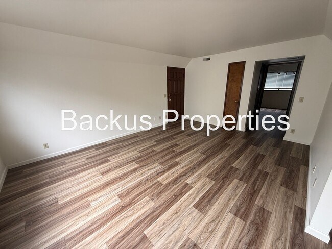 Building Photo - 529 Laine St