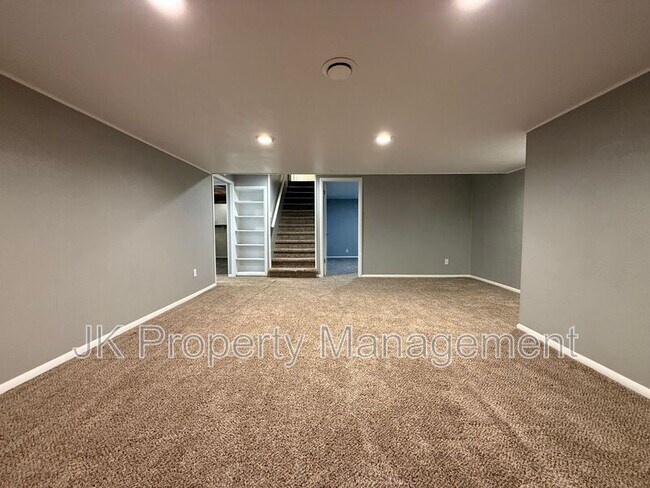 Building Photo - 512 52nd St S