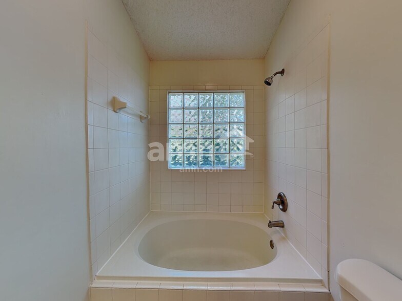 Building Photo - 2063 Forest Gate Dr W