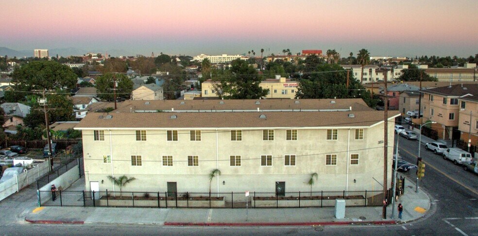 Building Photo - 3856 Normandie Ave