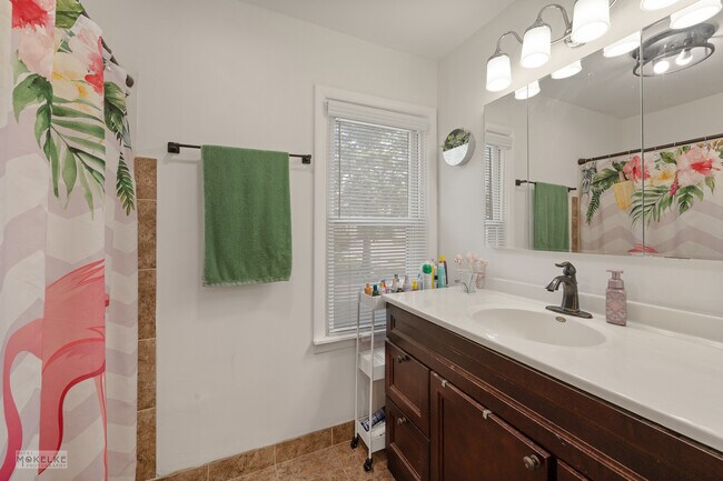 Building Photo - 405 N Bridge St