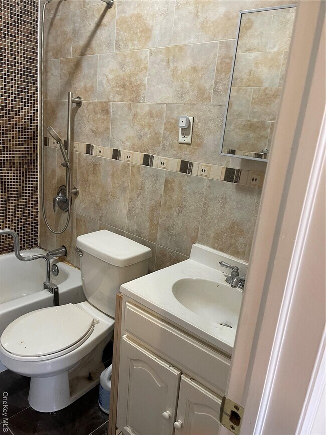 Building Photo - 697 Sheffield Ave