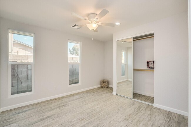 Building Photo - 1804 W Nopal Dr