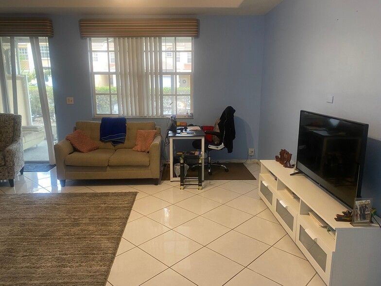 Building Photo - 9678 Royal Palm Blvd