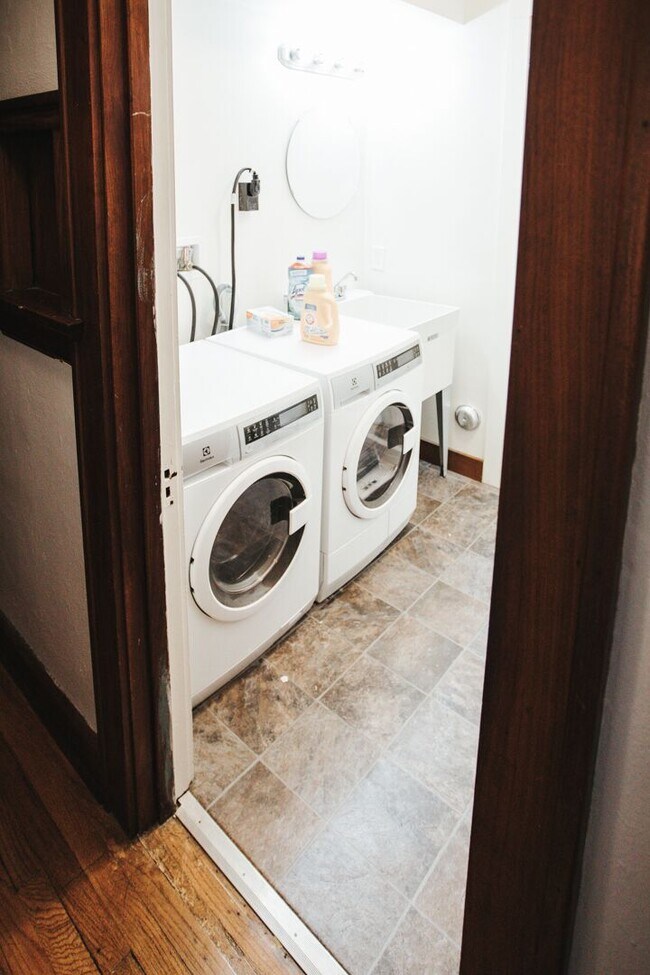 Building Photo - 727 N Capitol Ave