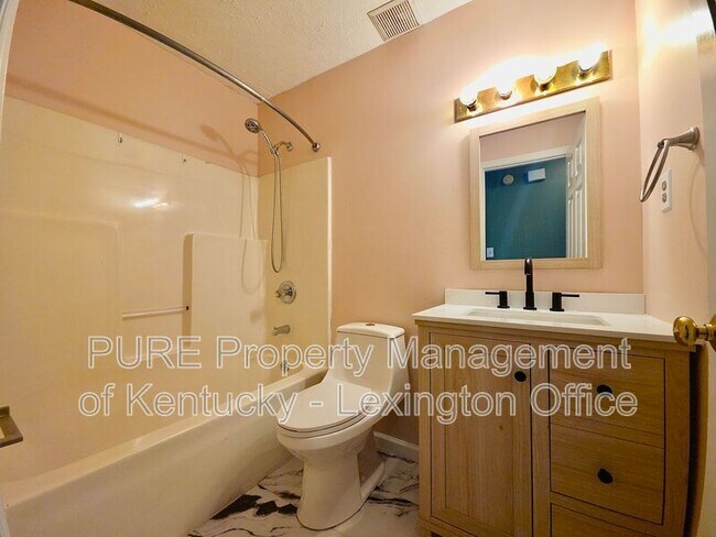 Building Photo - 305 Williamsburg Dr