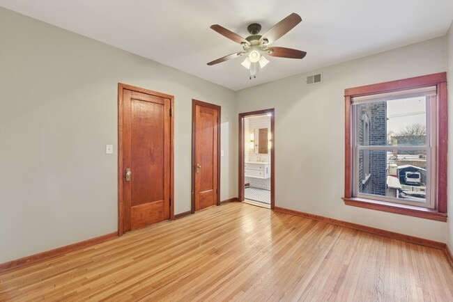 Building Photo - 4432 N Winchester Ave