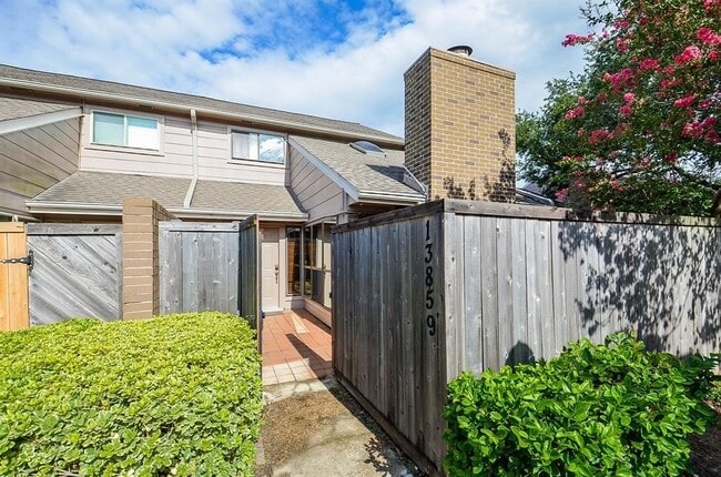 Building Photo - 13859 Hollowgreen Dr