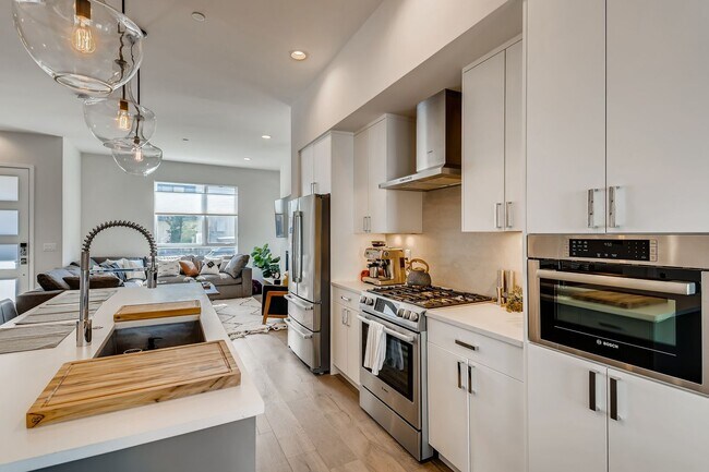 Building Photo - Contemporary Townhome with Rooftop Deck-Flatiron Views