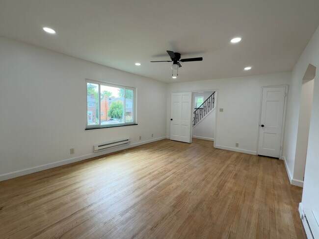 Building Photo - 419 Elm St