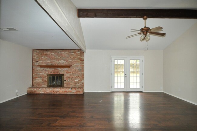 Building Photo - Spacious 3-2-2 home in Hurst!