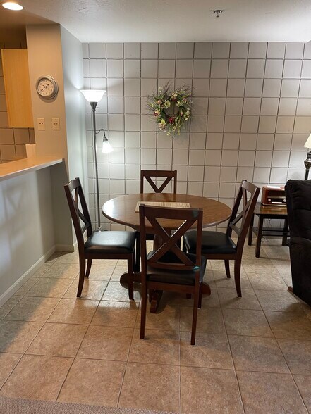 Building Photo - 400 N Richmond St